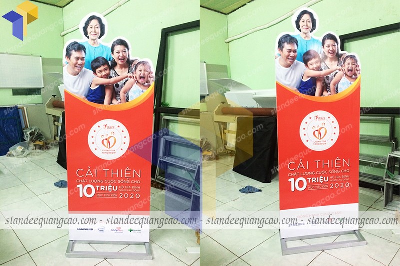 standee khung sắt ốp fomat
